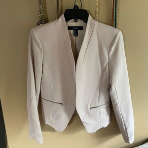 Beige women’s Forever21 cropped blazer